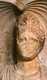 Detail vom Grabmal des Albius Asper und der Secundia Restituta mit Resten der ursprünglichen
Bemalung (Inv. 752, Inv. 11104 a). 