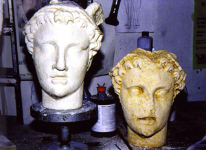 Abguss, des Merkurkopfes aus dem Brunnen von Tawern aus Kunststein (rechts)
und als Gipsabguß mit Ergänzungen